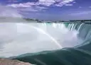 Un arcoíris sobre la bruma de las cataratas Horseshoe, visto desde el borde