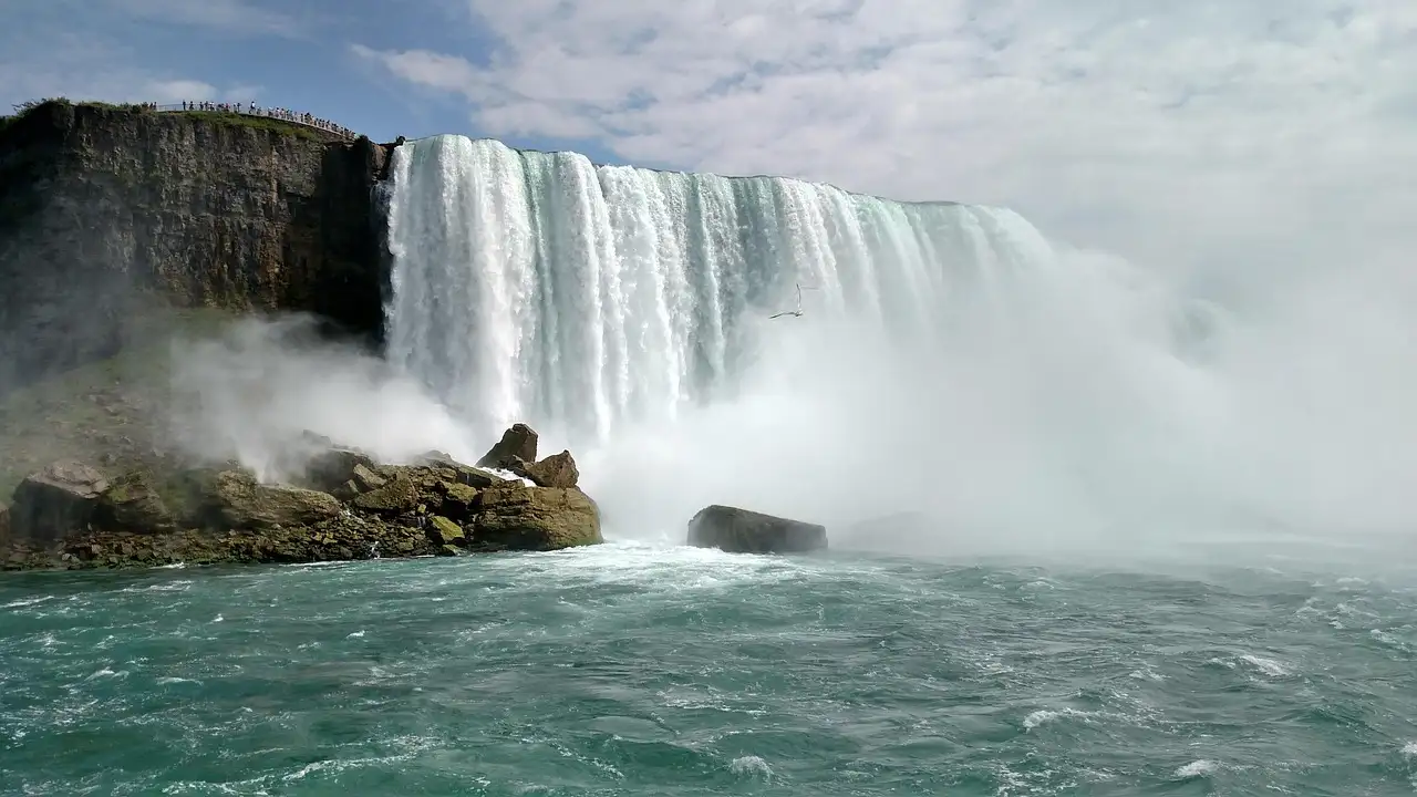 Una cortina de agua cae sobre las rocas en las cataratas del Niágara, vista desde el río