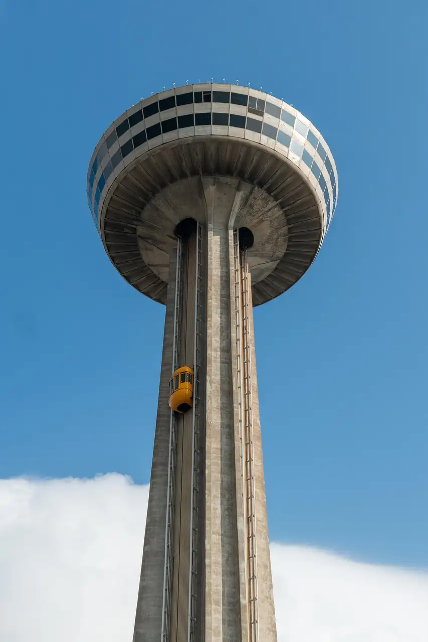 La Skylon Tower vista desde abajo, con un ascensor exterior amarillo en un lateral