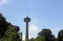 La Skylon Tower se alza sobre árboles verdes en un día despejado