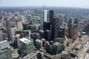 Las torres de oficinas y las calles del centro de Toronto vistas desde muy arriba, desde la Torre CN