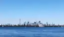 El skyline de Toronto visto al otro lado del lago Ontario, con veleros en el agua