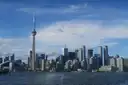 La Torre CN y el centro de Toronto vistos desde un barco en el puerto en un día de sol