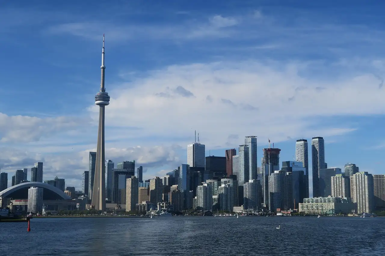 La Torre CN y el centro de Toronto vistos desde un barco en el puerto en un día de sol