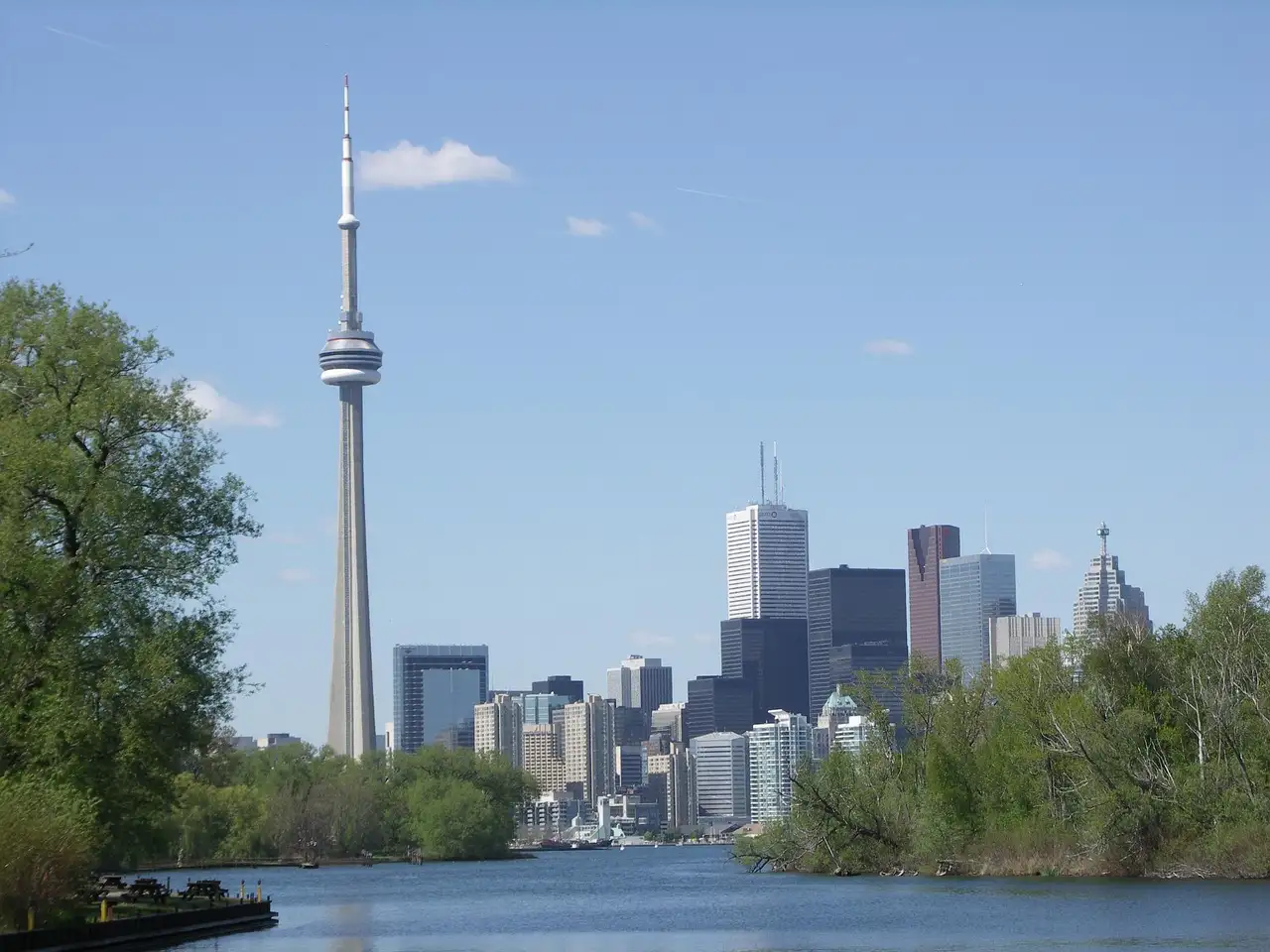 La Torre CN y el skyline del centro al otro lado de una laguna con árboles en las islas de Toronto
