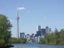 La Torre CN y el skyline del centro al otro lado de una laguna con árboles en las islas de Toronto