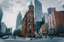 El Gooderham Flatiron Building, de ladrillo rojo, en Front Street en un día nublado