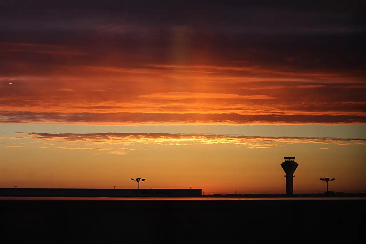 La torre de control de Toronto Pearson a contraluz al atardecer