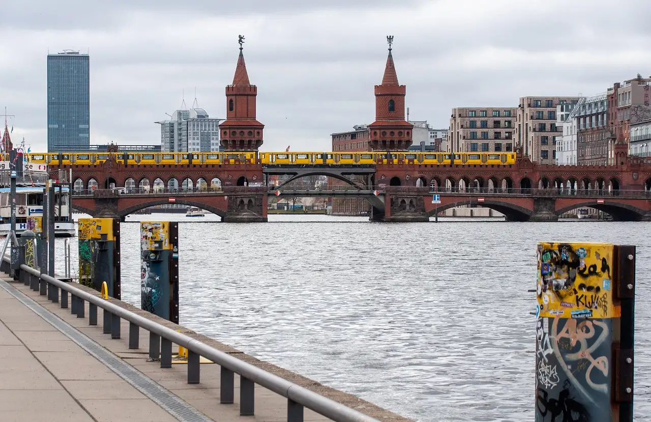The Oberbaum Bridge over the Spree with a yellow U-Bahn train on top