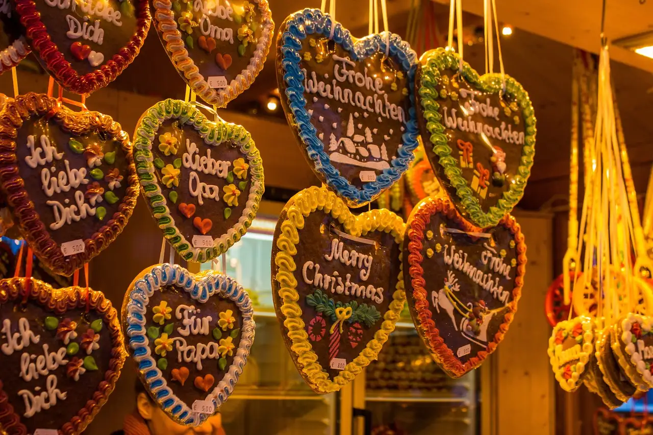 Decorated gingerbread hearts hanging at a Christmas market stall