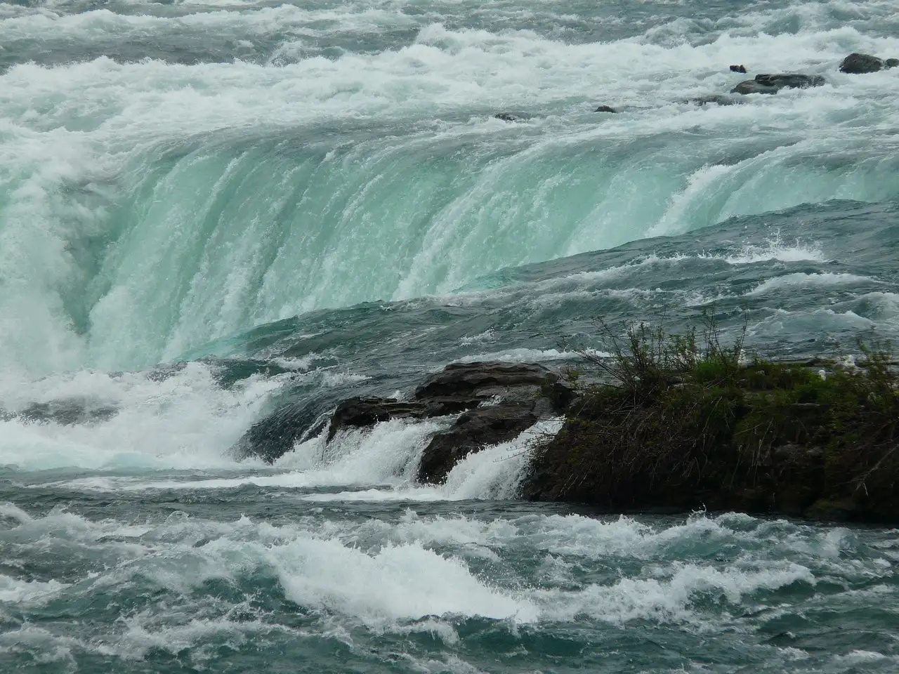 Fast green water at the brink of the Horseshoe Falls